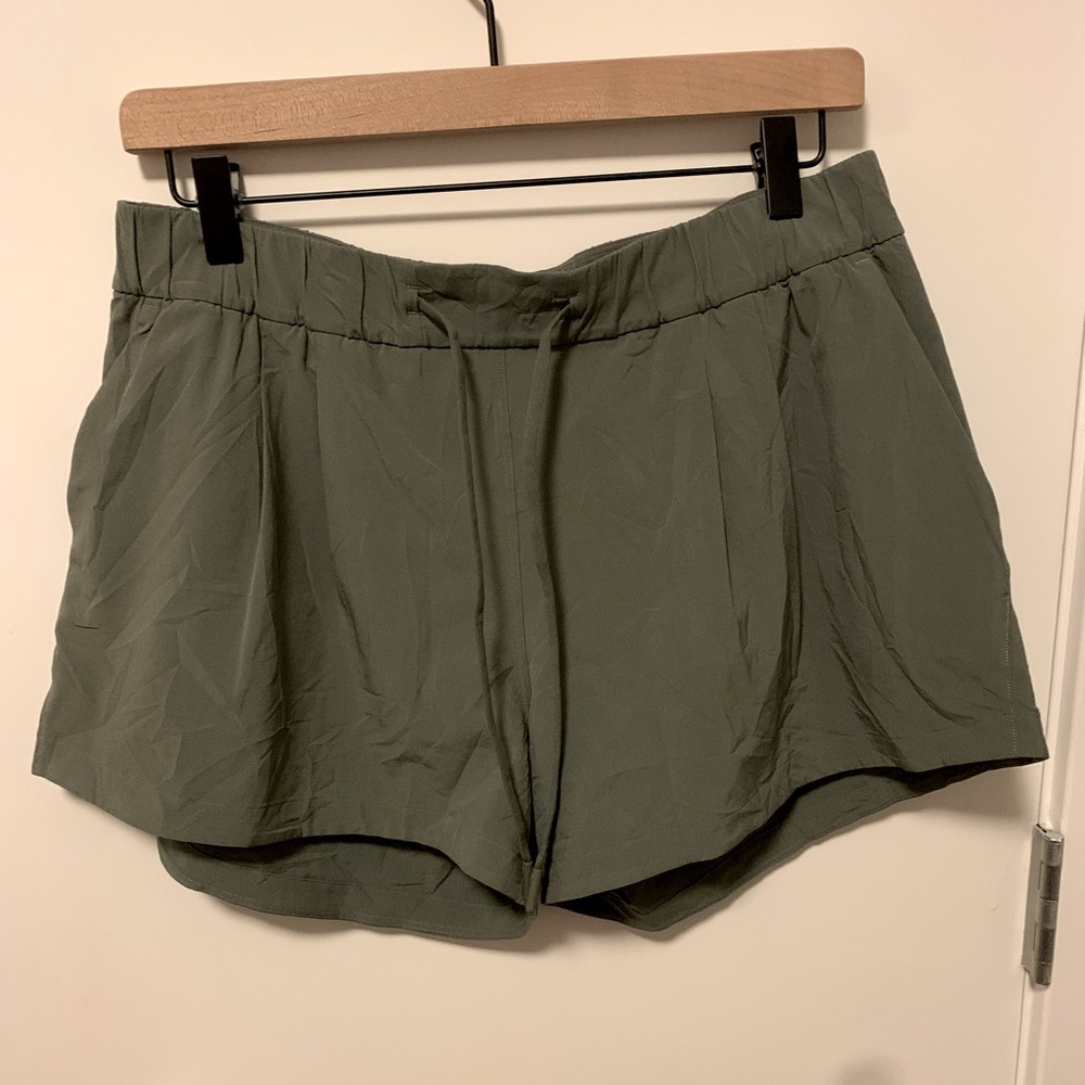 Lululemon Stroll at Sundown Shorts Green Size 8